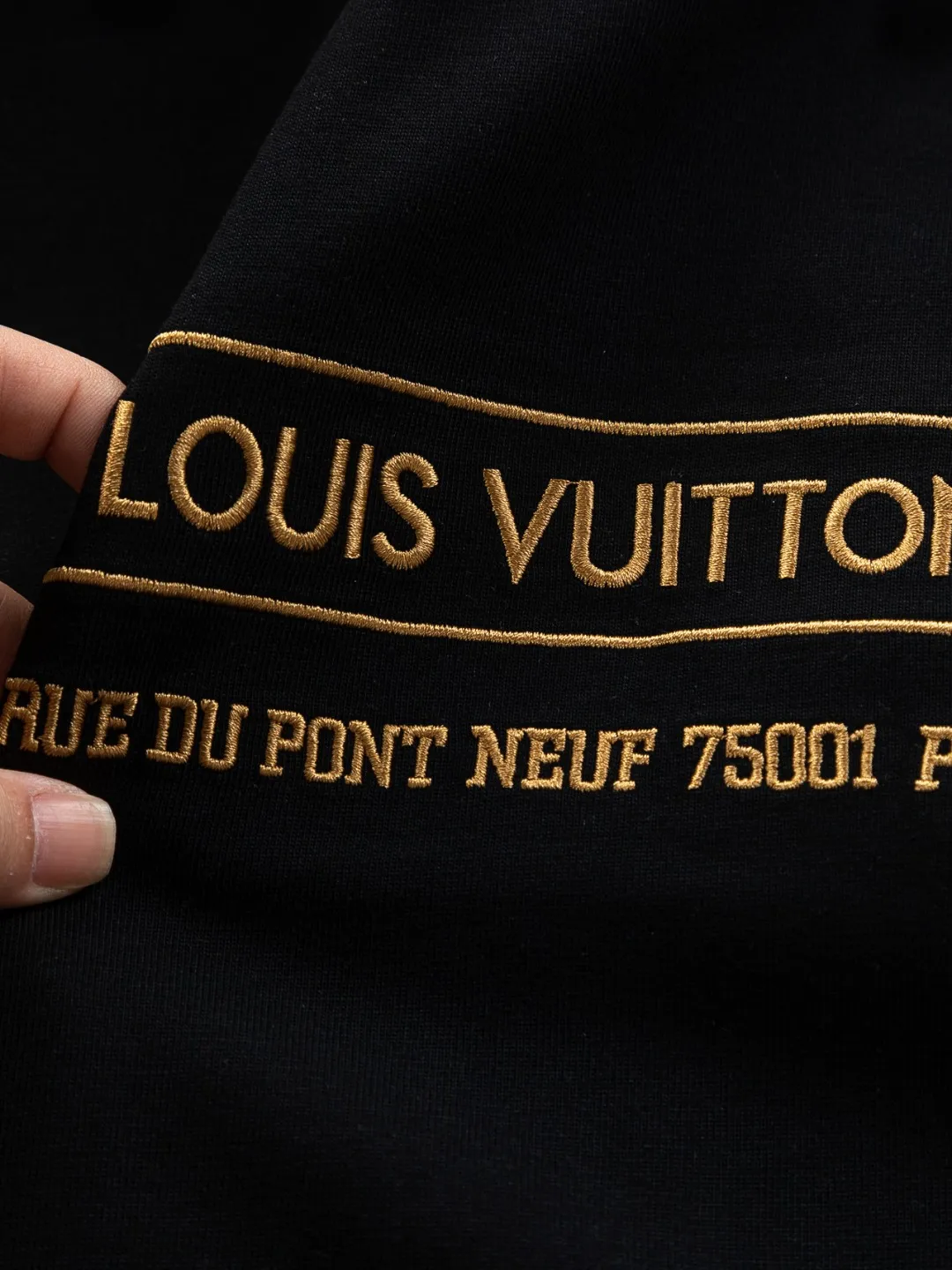 🅿️190 Louis Vuitton 1V LV lv slightly wide version S-XL LV 26ss new products are available at counters simultaneously. Multiple craftsmanship. Gold thread jacquard checkerboard letters on the chest🪡 embroidery. Round neck short-sleeved T-shirt, same style for men and women! Consigned to one-to-one creation. Synchronized with the official website, pure cotton fabrics at the counter! It is close to the skin and comfortable, durable and easy to wear. It has a classic and simple logo design and meticulous original craftsmanship. Short-sleeves, a must-have item for men, do not appear to be the same for the general public, but must be unique and eye-catching. This LV short-sleeve is all about quality, comfort, the same shape and fashion as always, including fabrics and cutting techniques. All of them have been made with great effort! 320 grams of washed pure cotton fabric, pure cotton is breathable, very refreshing and comfortable for daily wear. The rib knitting on the neckline is smooth and tight, and the neckline will not be skewed if you toss it at will. The loose version, you will find that it looks really good on the upper body. The overall is minimalist and neat, super versatile for daily use! Pair it casually with a pair of pants for a youthful look. A T-shirt will make your outfit crazy. It is a fashionable item that can never go wrong! Color: Black White Size: S-XL Size chart: S: Shoulder width 50-Bust 56-Length 70 M: Shoulder width 52-Bust 57-Length 72 L: Shoulder width 54-Bust 59-Length 74 XL: Shoulder width 56-Bust 62-Length 76